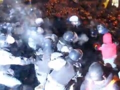 Под защитой «Беркута» коммунальники разбирают «Евромайдан»