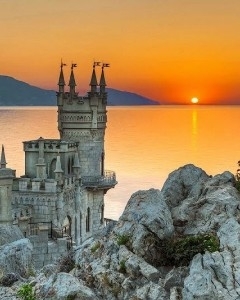 Зачем крымским ласточкам двуглавый орёл